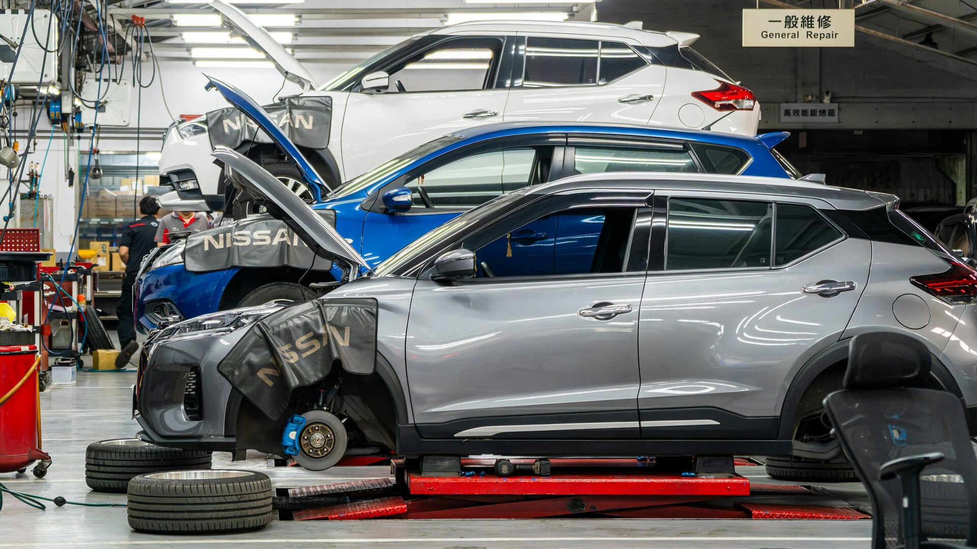 Tím autoservisu koordinuje zákazku na dielni